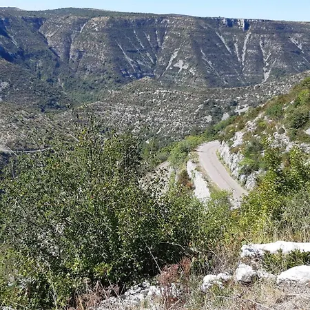 Aux Cyprès Du Sud : Et Montagne * Logrian-et-Comiac-de-Florian