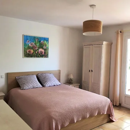 Aux Cypres Du Sud : Et Montagne