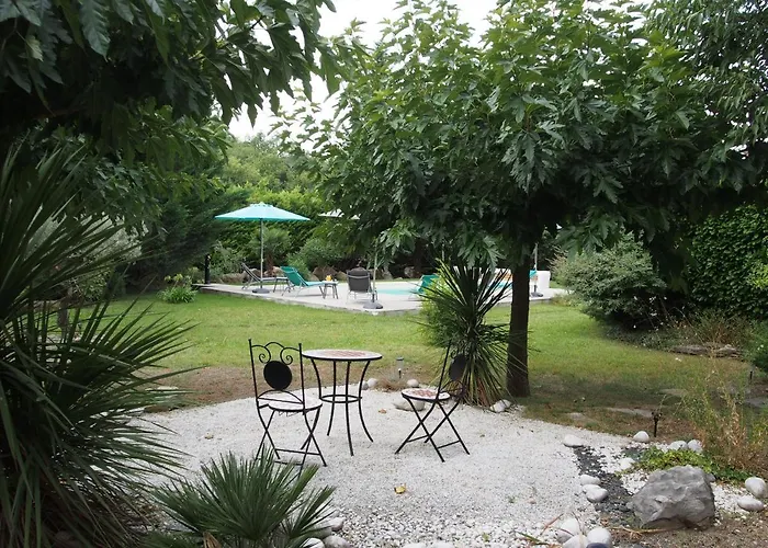 Aux Cyprès Du Sud : Et Montagne Villa