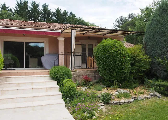 Villa Aux Cyprès Du Sud : Et Montagne